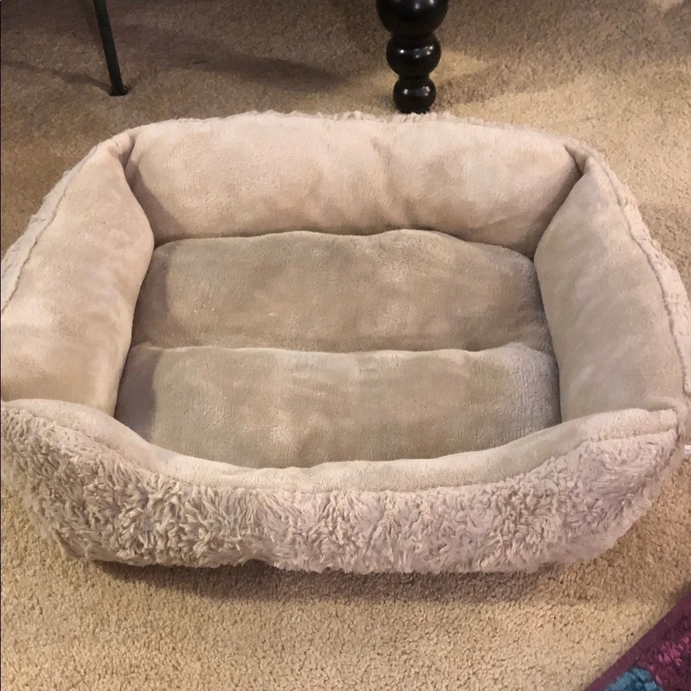 SMALL PET BED • 19” x 17”